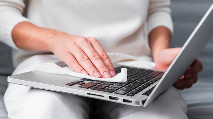 membersihkan laptop sebagai upaya untuk menjaga performa laptop